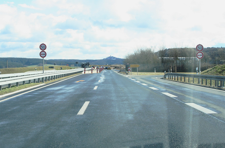 Geschwindigkeitsmessung B 88 zwischen Jena und Rothenstein an der Abfahrt zum Gewerbegebiet Maua in Fahrtrichtung Kahla, Rudolstein