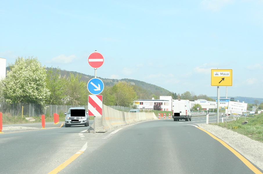 Geschwindigkeitsmessung B 88 zwischen Rothenstein und Jena kurz nach der Abfahrt zum Gewerbegebiet Maua in Fahrtrichtung Jena, Maua