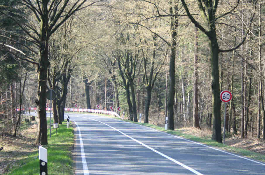 Geschwindigkeitskontrolle Landesstraße 1073 (L 1073) zwischen Bad Klosterlausnitz und Eisenberg im Wald im 60er-Bereich