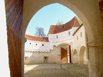 Blick durch das innere Tor in den Fanghof und auf das uere Tor