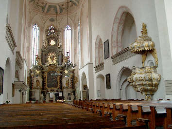 Blick in den Innenraum mit Altar